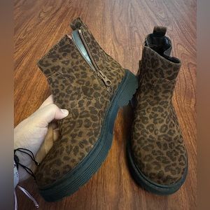 Little girl leopard booties